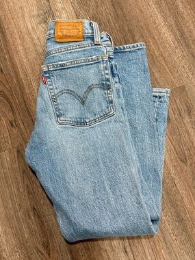 🤍 Levi's Wedgie Straight Light Blue Denim Jeans Size 23 Distressed Knee